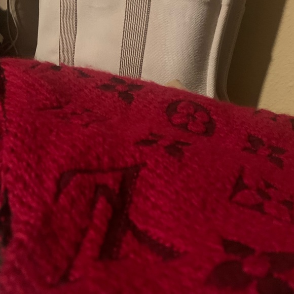 Authentic - Louis Vuitton logomania scarf . Ruby red - Picture 10 of 10